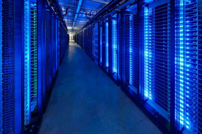 Google implementa medidas para reduzir impacto energético de ‘data centers’