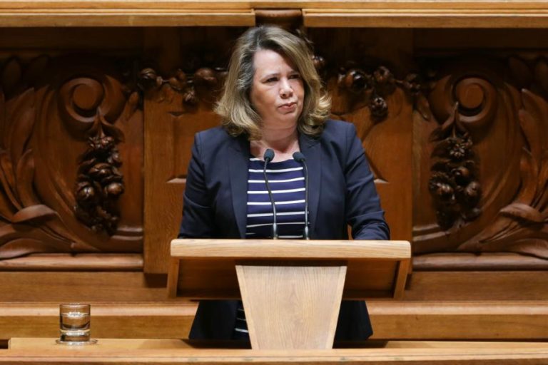 Morreu aos 56 anos ex-deputada do CDS e vice-presidente do Parlamento Teresa Caeiro