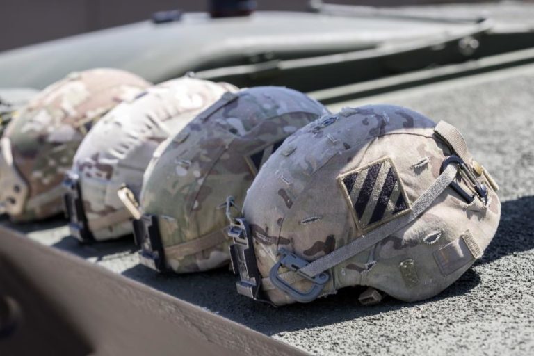 Cinco militares feridos por atirador numa base nos EUA