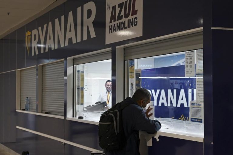 Trabalhadores do ‘handling’ da Ryanair em Madrid anunciam 22 dias de greve
