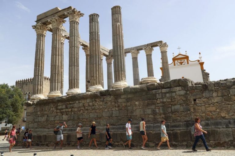 Évora torna-se hoje o primeiro município alentejano a cobrar taxa turística municipal