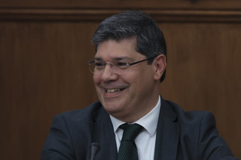 PS diz que Montenegro andou alheado do país, entre férias e uma festa