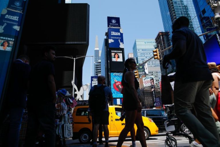 Troteio em Times Square faz três feridos e suspeito tem 17 anos