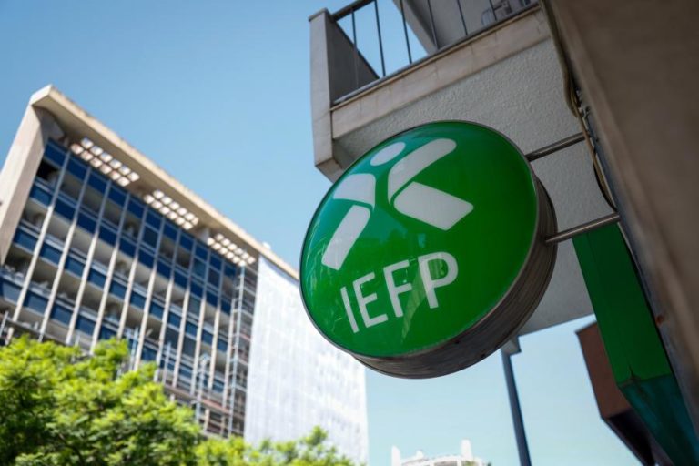 Número de desempregados inscritos nos centros de emprego cai 4% em julho