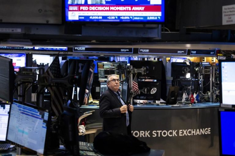 Wall Street misto após pressão de Trump sobre a Fed