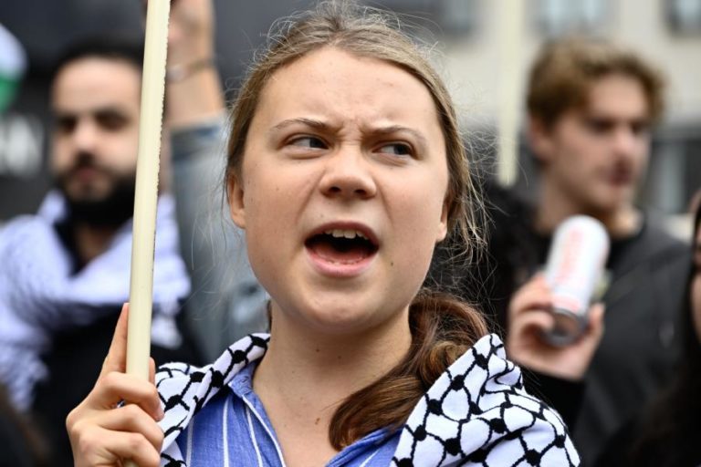 Greta Thunberg anuncia nova frota humanitária com destino à Faixa de Gaza.