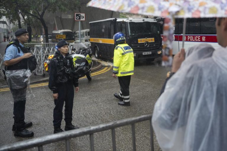 Julgamento de empresário dos media pró-democracia de Hong Kong em alegações finais