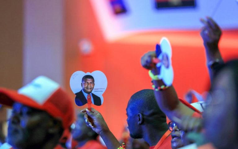 Militante do MPLA pede providência cautelar para suspender líder do partido