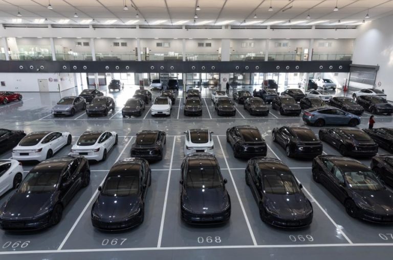 Entregas da ‘megafábrica’ da Tesla em Xangai caem face a concorrência de marcas chinesas