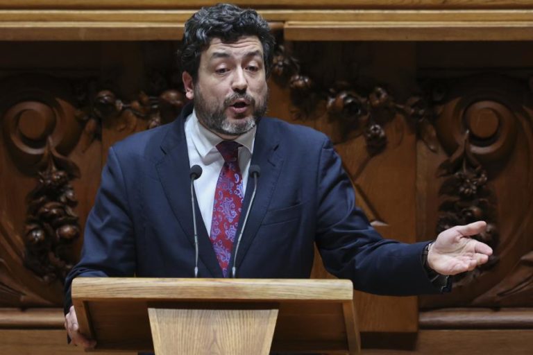 PS diz que decisão do TC repõe “bom senso” e pede humildade ao PSD e CDS