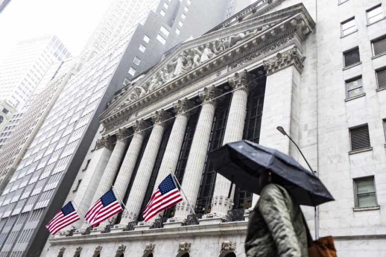 Wall Street fecha em alta e recupera maior parte das perdas da semana passada