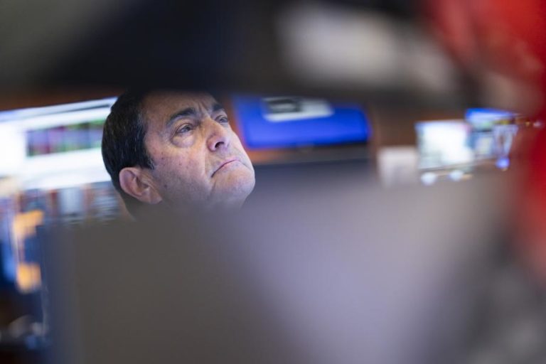 Wall Street abre em baixa em dia de agravamento das tarifas para o Canadá