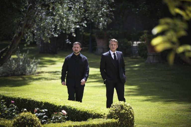 Zelensky discute “situação diplomática” com Macron antes de cimeira Trump-Putin