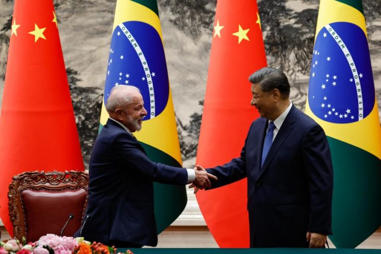 Xi expressa apoio a Lula e condena protecionismo após EUA imporem tarifas a Brasil