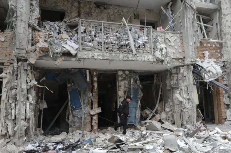 Quatro mortos e 24 feridos em ataque de drones e mísseis russos a Kiev