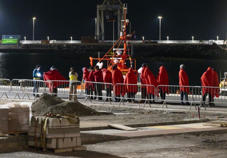 Barco insuflável com 62 migrantes resgatado ao largo das Canárias