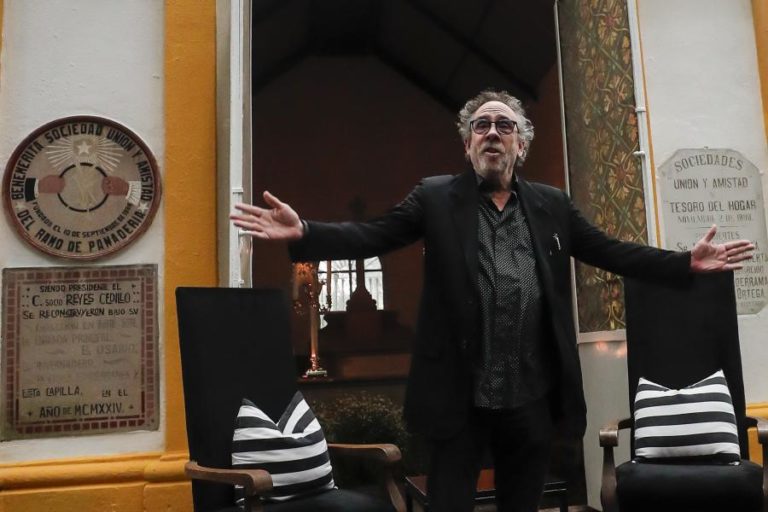 “Wednesday” de volta com Tim Burton que diz “não conhecer uma família que não seja esquisita”