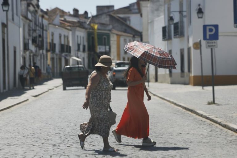 Aviso laranja devido ao calor estendido até domingo em sete distritos