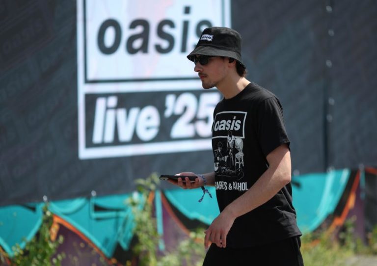 Espectador morre após queda em concerto de Oasis em Londres