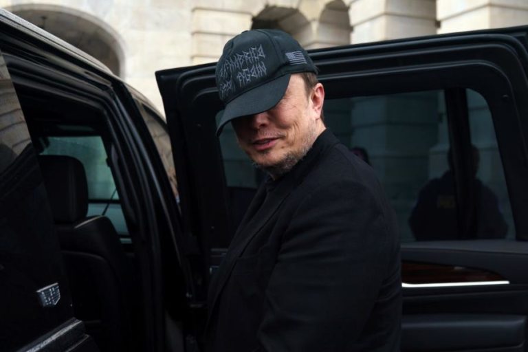 Empresas de Elon Musk apresentam queixa em tribunal contra Apple e OpenAI