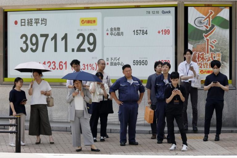 Bolsa de Tóquio abre com Nikkei em ligeira tendência de queda a perder 0,02%