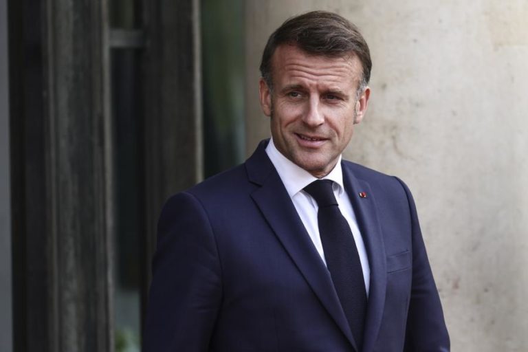 Macron quer líder da Sérvia a priorizar a UE em detrimento de Putin