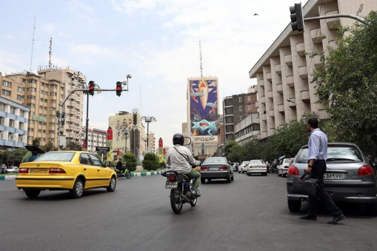 Mais de sete mil pessoas morreram devido à poluição atmosférica em Teerão em 2024