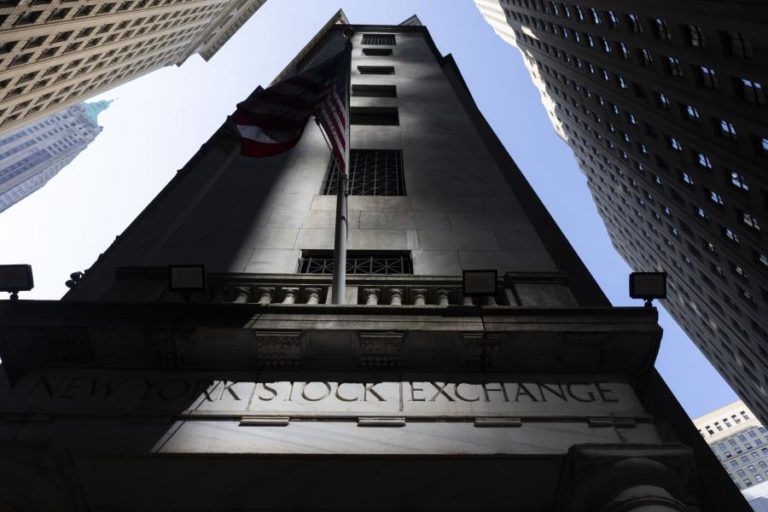 Wall Street cai com números do emprego e Trump despede dirigente da estatística