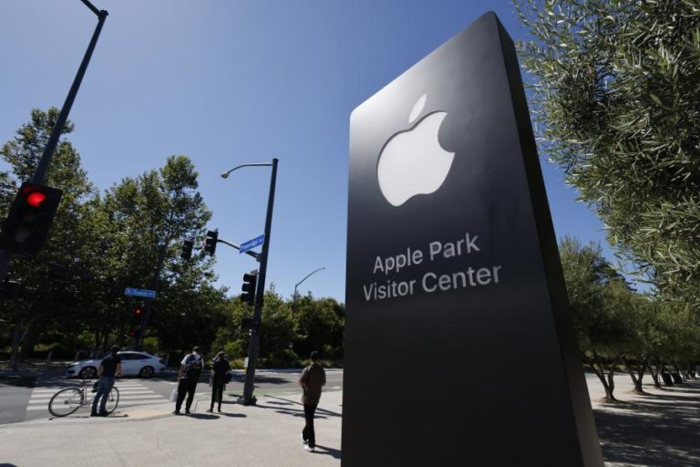 Apple aumenta investimento em IA e está “aberta a fusões e aquisições”