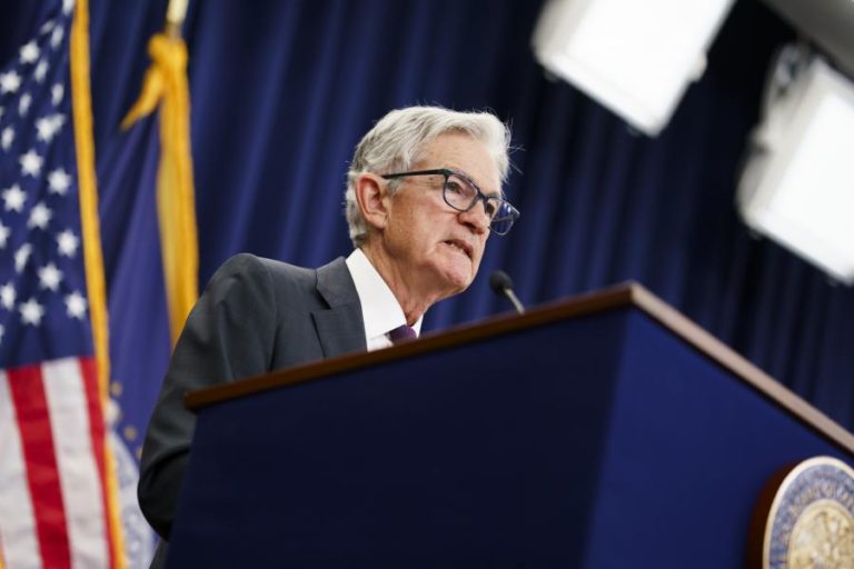 Powell admite cortes de juros para apoiar emprego, mas alerta para riscos na inflação