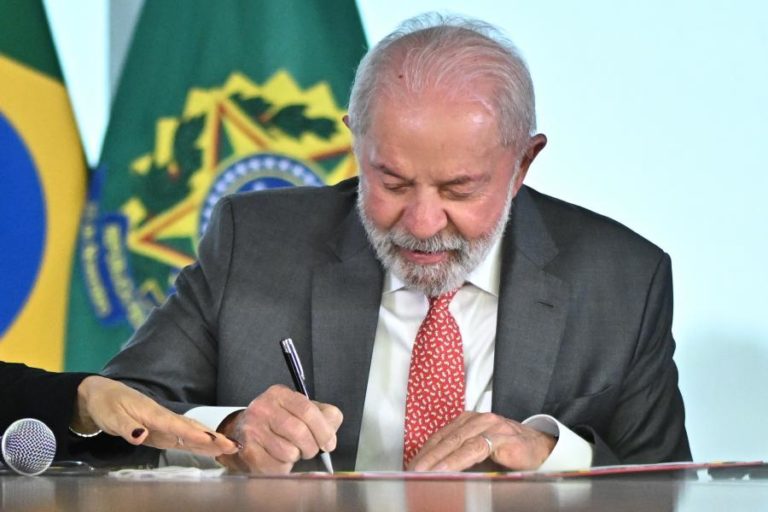 Lula diz estar “aberto ao diálogo” sobre tarifas após gesto positivo de Trump