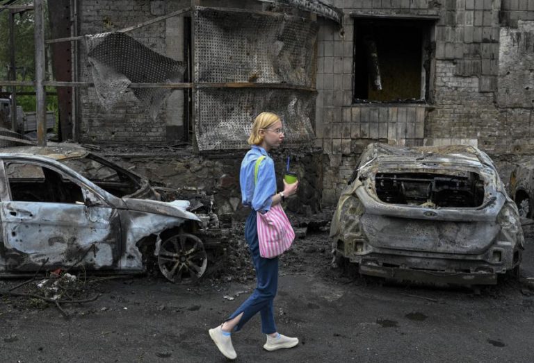 Número de mortos em ataque russo a Kiev sobe para 26
