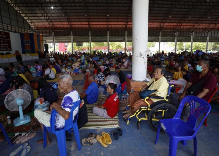 Milhares de pessoas deslocadas pelo conflito entre Tailândia e Camboja regressam a casa