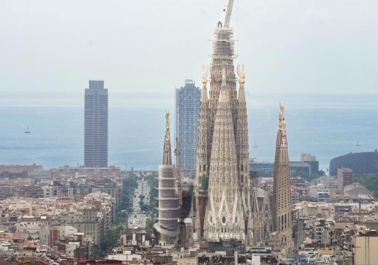 Ativistas climáticas lançam tinta contra basílica da Sagrada Família em Barcelona