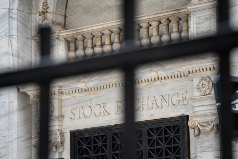 Wall Street fecha em baixa, marcada por indicadores económicos e guerra comercial