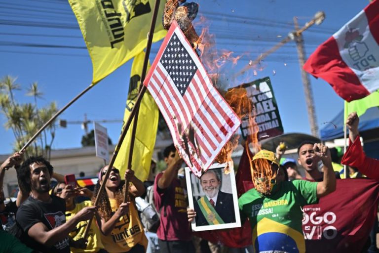 Movimentos sociais protestam no Brasil contra tarifas de Trump