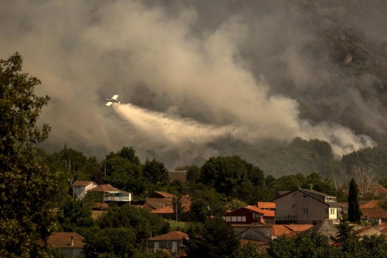 Dois incêndios na Galiza e Andaluzia obrigam a evacuações de casas e hotéis