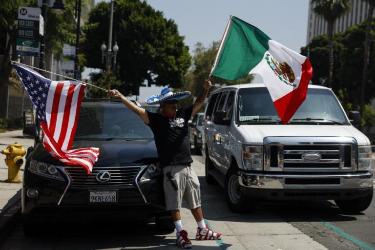 Manifestantes gritam contra políticas de imigração, economia e justiça de Trump