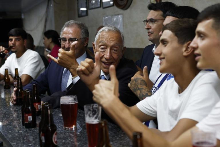 Rabo de Peixe pôs Marcelo a conduzir um barco de pesca e a beber ‘minis’ ao balcão