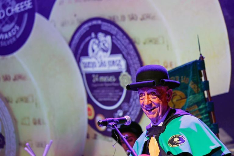 Presidente da República entronizado confrade da Confraria do Queijo de São Jorge