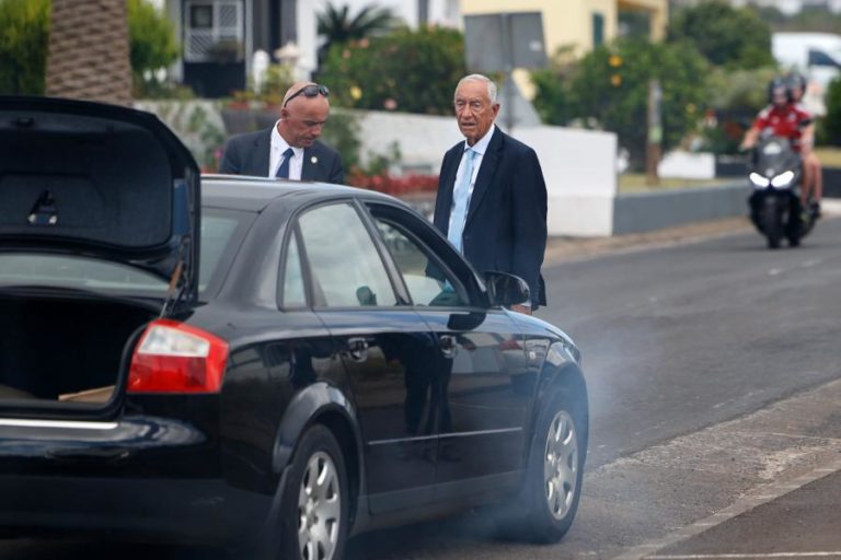 Carro do Presidente a fumegar em Santa Maria obriga a curta paragem e substituição da viatura