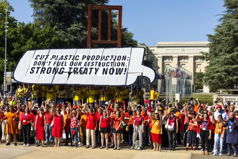 Centenas de manifestantes da Greenpeace apelam a tratado que reduza a produção de plástico