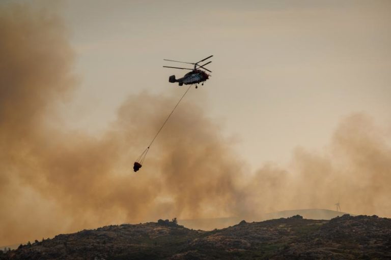 Fogo dominado nas três frentes de Ribeira de Pena