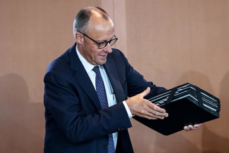 Chanceler alemão sugere encontro Trump-Putin-Zelensky na Europa