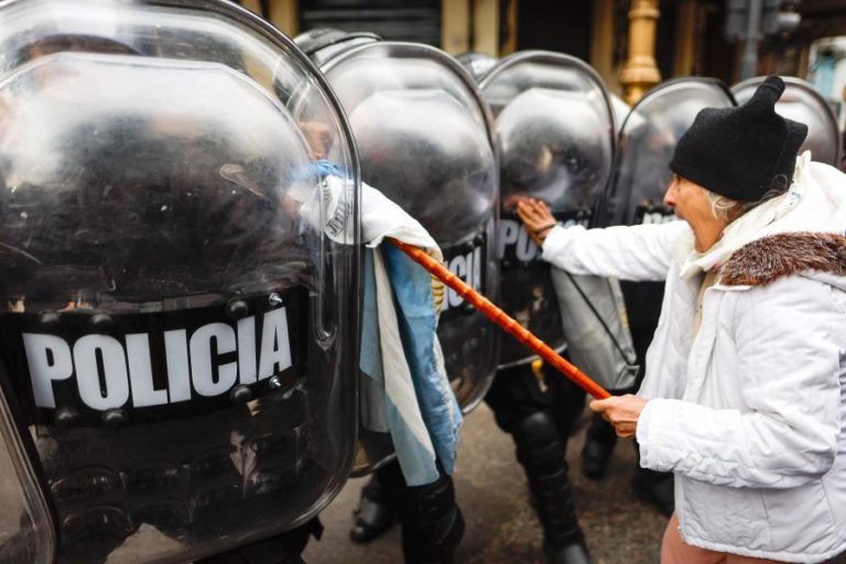 Reformados argentinos protestam contra veto de Milei ao aumento da pensão