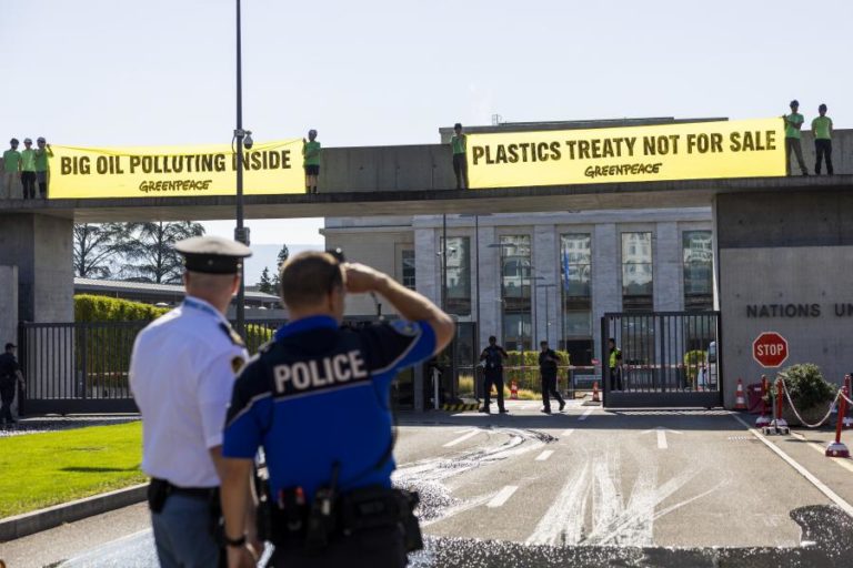 Negociações para primeiro tratado sobre plásticos bloqueadas por países petrolíferos