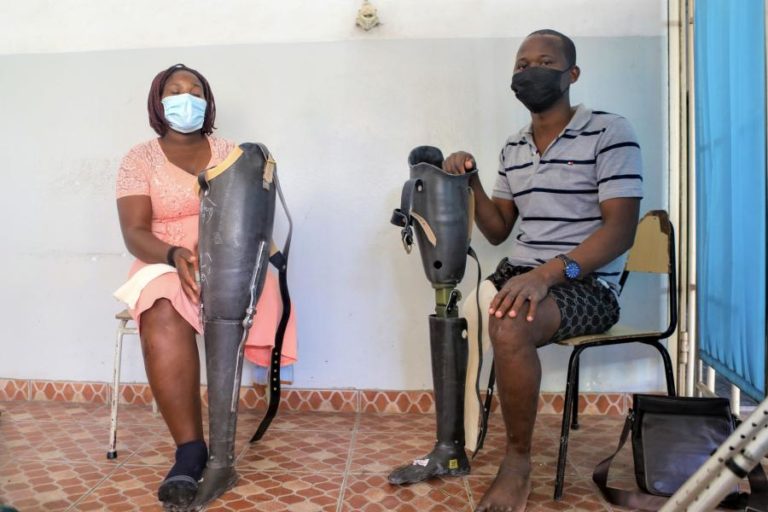 Professor Inácio viajou dois mil quilómetros dentro de Moçambique para ter a prótese que lhe vai mudar a vida