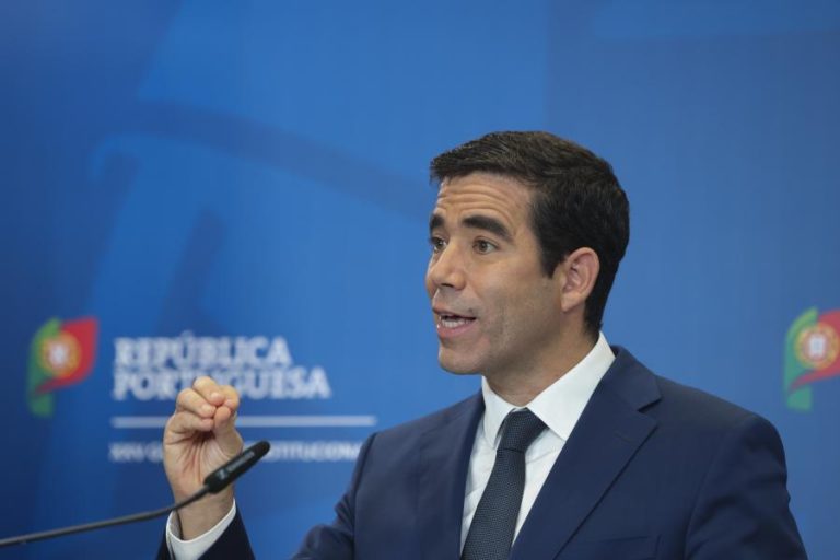 Leitão Amaro assegura que reforma laboral é “favorável às mulheres, aos jovens e à família”