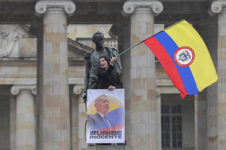 Tribunal Superior da Colômbia ordena a libertação de ex-presidente Álvaro Uribe