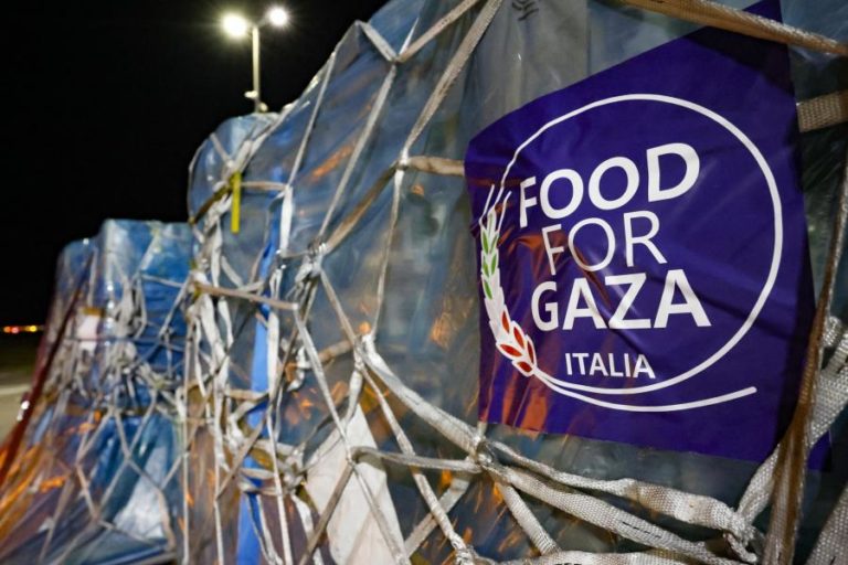 Itália realiza primeiro lançamento de ajuda humanitária em Gaza